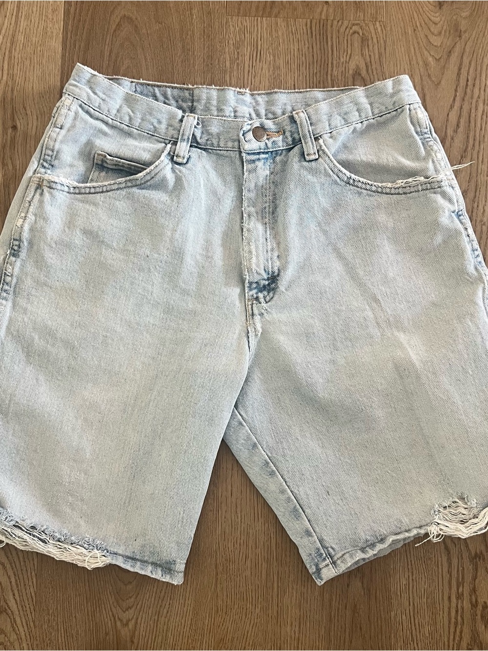 Wranglers Women’s Light Wash Light Denim Shorts Distressed Frayed Hem Pockets